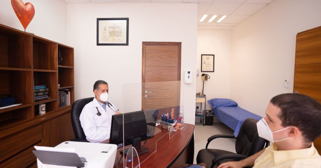 médico em consultório revisando documentos