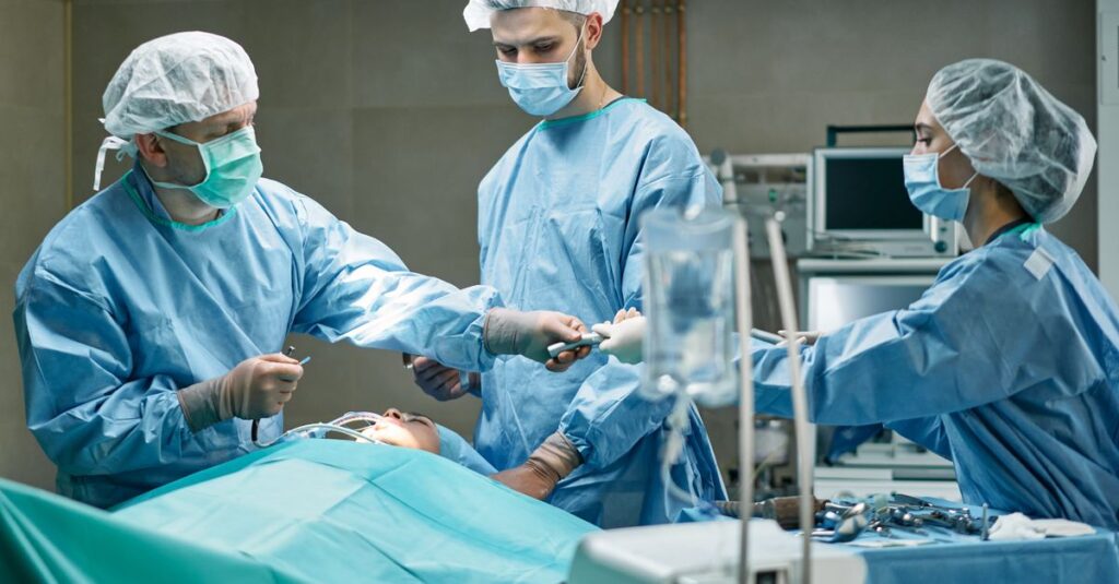 Equipe médica realizando cirurgia em centro cirúrgico equipado