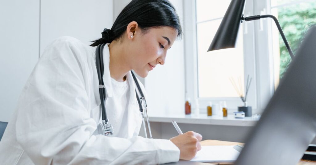 médico revisando documentos no consultório
