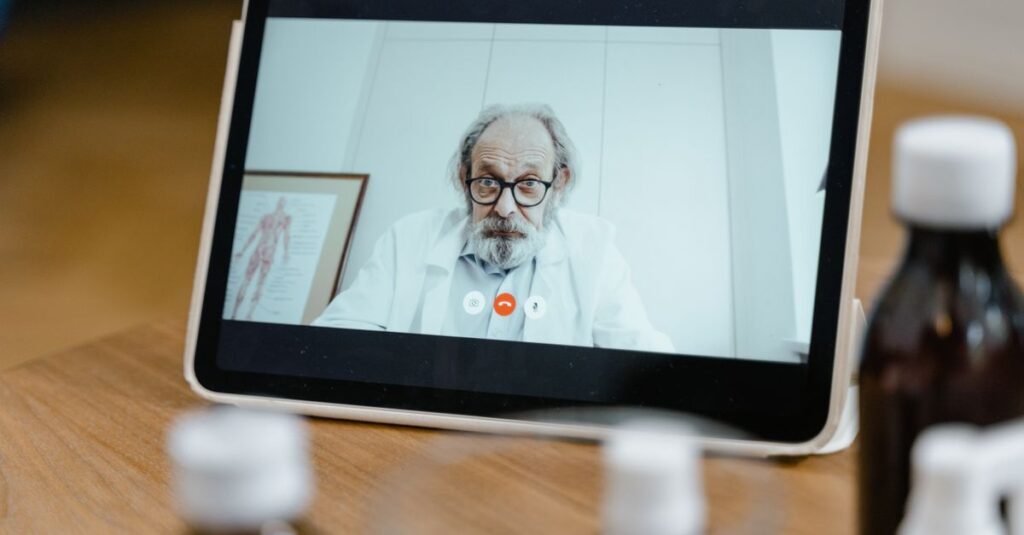 Médico realizando consulta de telemedicina por vídeo no computador