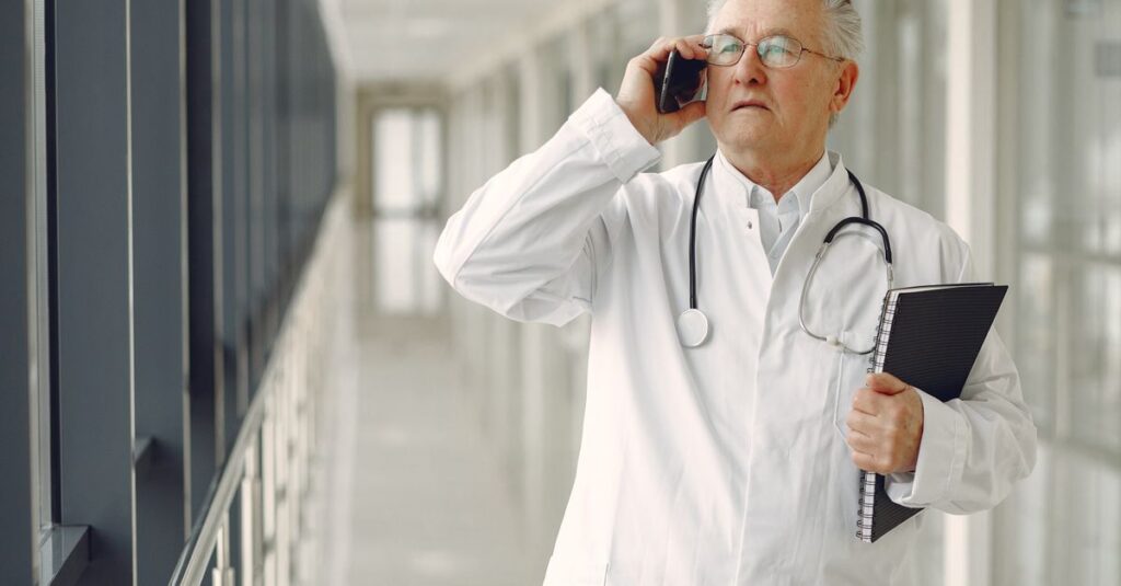 Médico caminhando por corredor de hospital, ilustrando o adicional de insalubridade do médico