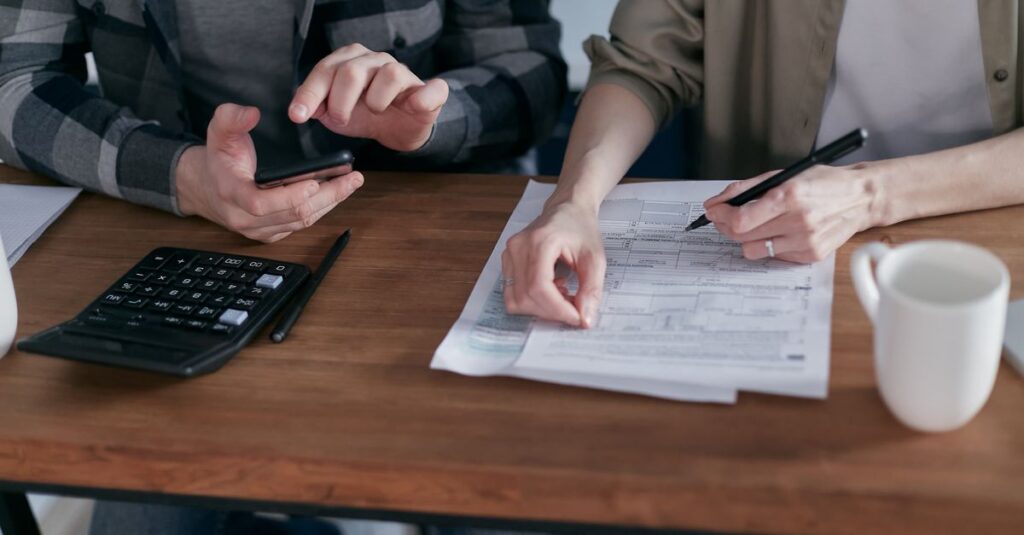 Mesa com calculadora e documentos do Imposto de Renda do médico