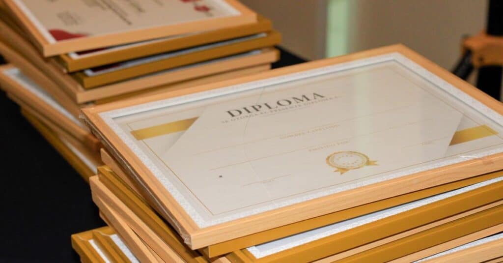Diploma sobre a mesa, ilustrando a checagem de diplomas para inscrição do médico no CRM