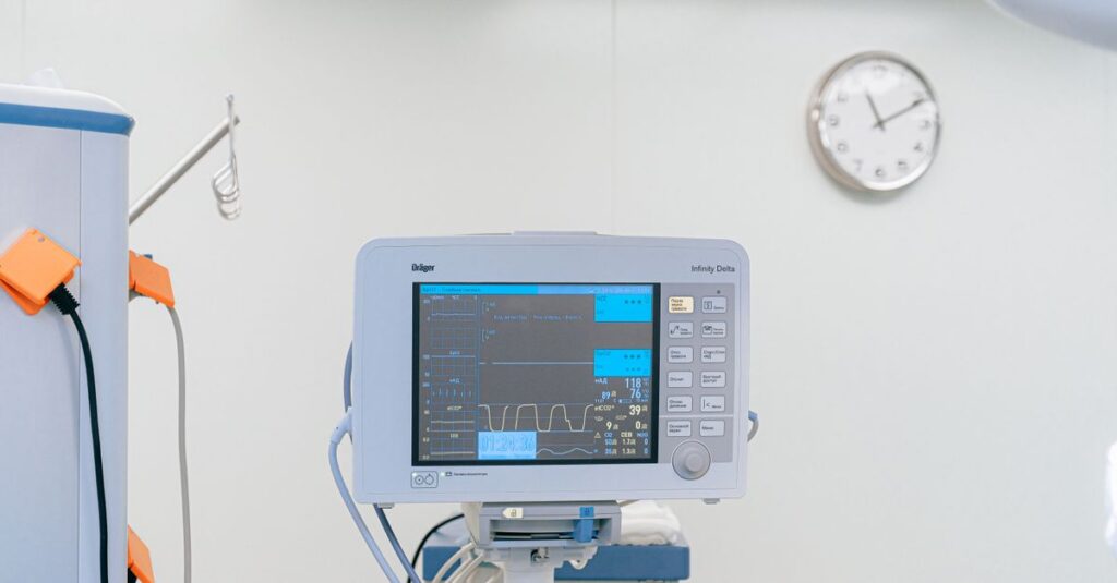 Monitor de sinais vitais em ambiente hospitalar durante sedação e ato médico