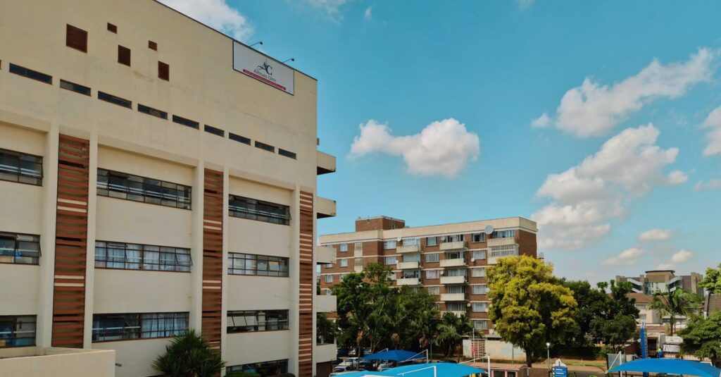 Fachada de clínica médica, ilustrando a equiparação hospitalar e a tributação do médico