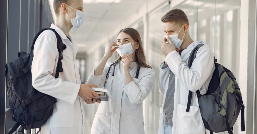 Médico residente em corredor de hospital
