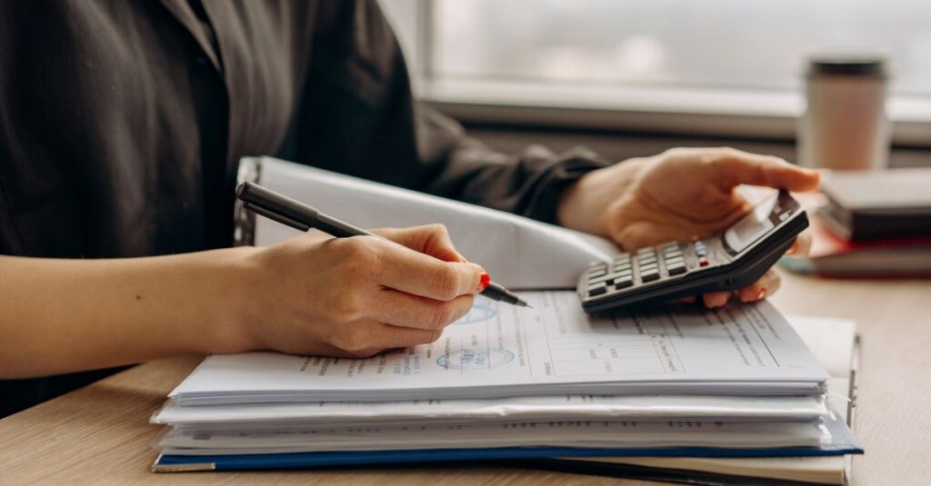Médico revisando documentos financeiros e o cálculo do INSS pago acima do teto