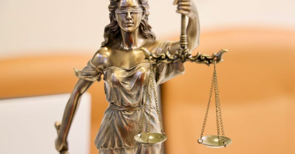 Sala de tribunal vazia representando a judicialização da saúde e a defesa do médico