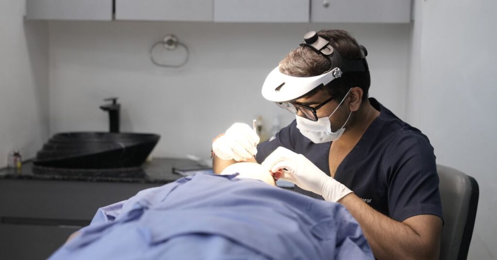Médica dermatologista realizando procedimento estético na face de uma paciente em consultório