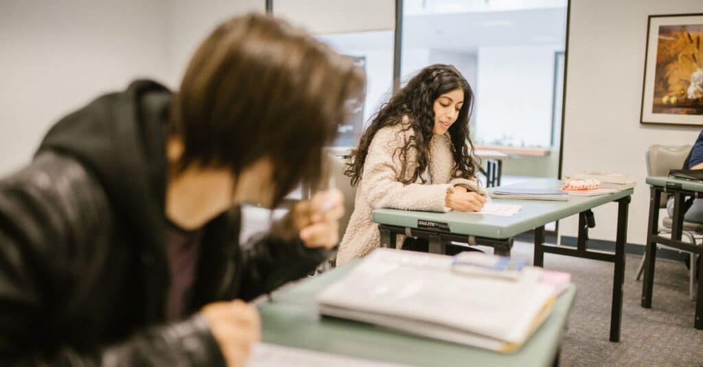 Estudantes de medicina concentrados em uma prova em sala de aula