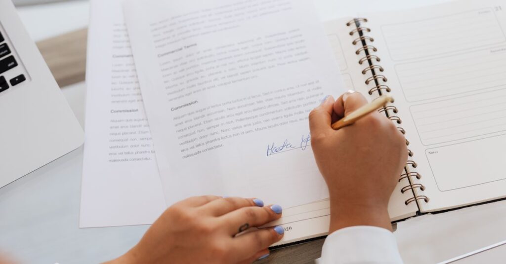 Médico assinando um contrato sobre a mesa, imagem que ilustra a escolha entre PJ e CLT