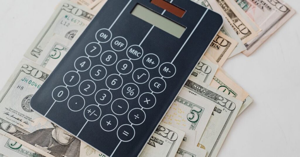 Estetoscópio sobre calculadora e documentos financeiros de uma clínica médica