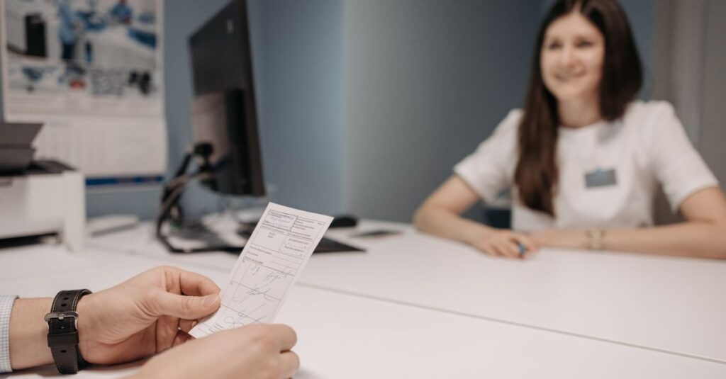 Médico revisando documentos e prontuário sobre a mesa, tema sindicância no CRM