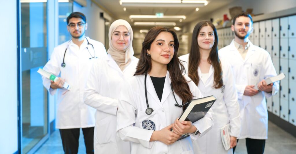 Estudantes de medicina acompanhando um médico preceptor em ambiente hospitalar