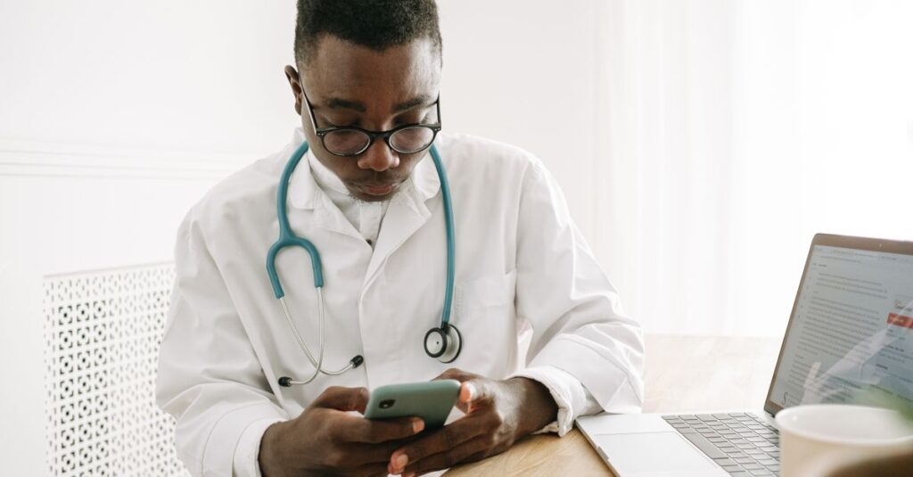 Médico usando smartphone para gravar conteúdo de saúde para as redes sociais