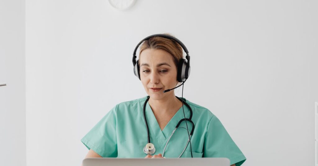 Médico em teleconsulta por telemedicina emitindo atestado e receita a distância