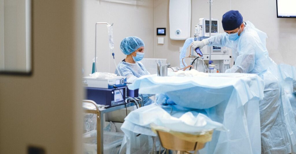Equipe em bloco cirúrgico, tema de ação regressiva da operadora contra o médico