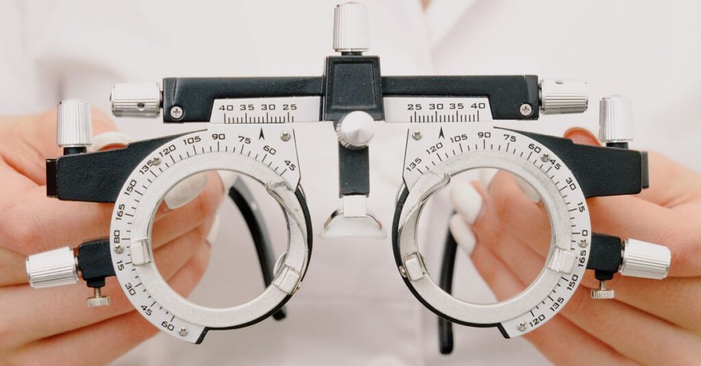 Exame oftalmológico de refração feito por médico, ato médico na oftalmologia