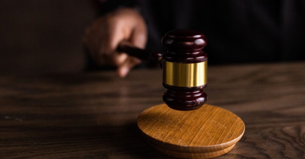 Martelo de juiz batendo, simbolizando decisões judiciais na defesa do médico