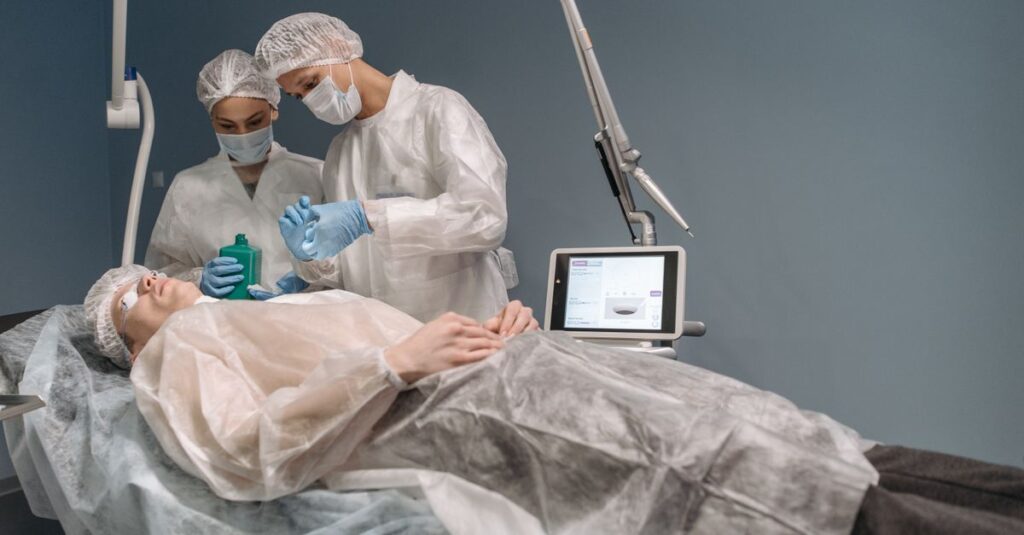 Equipe médica em centro cirúrgico durante procedimento de cirurgia plástica