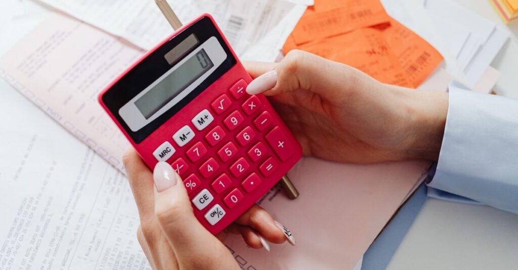 Médico com calculadora e documentos analisando o abatimento do FIES