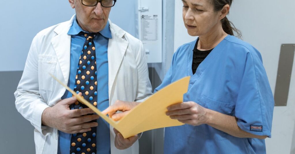 Médico analisando prontuário e documentos para a perícia em um processo por erro médico
