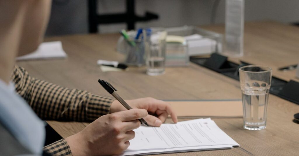 Profissional assinando um contrato sobre a mesa, tema da PJ médica e do vínculo de emprego