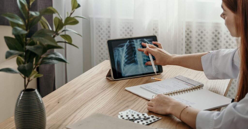 Médico preenchendo prescrição eletrônica de medicamentos controlados em um tablet