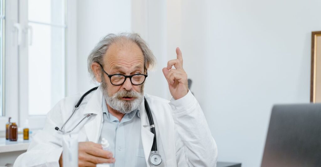 Médico em teleconsulta por videochamada no computador, ilustrando as regras da telemedicina no CFM