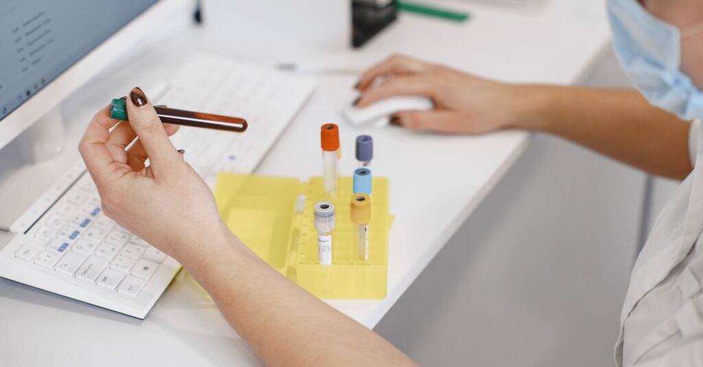 Profissional de saúde analisando amostras em laboratório de medicina reprodutiva
