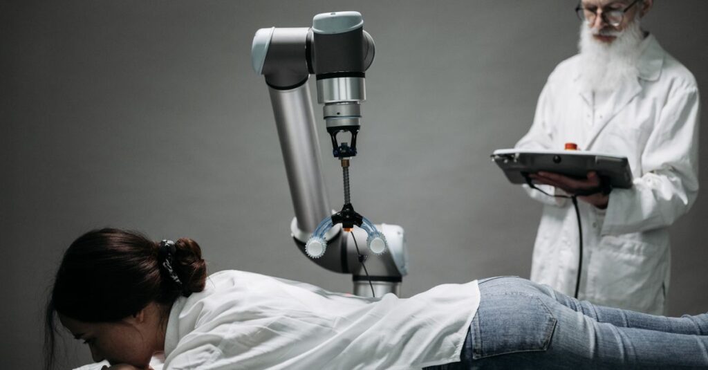 Médico analisando dados em tela com inteligência artificial para fiscalização do CFM