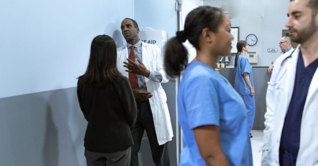 Médico em corredor de hospital, tema do pagamento de plantões e honorários do médico