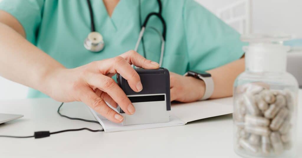 Mesa de clínica médica com calculadora e documentos de contabilidade para equiparação hospitalar