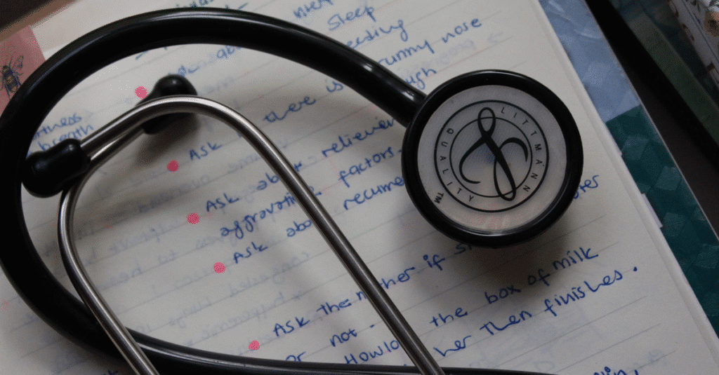 Médico recém-formado com estetoscópio e livros, tema do saldo devedor do FIES