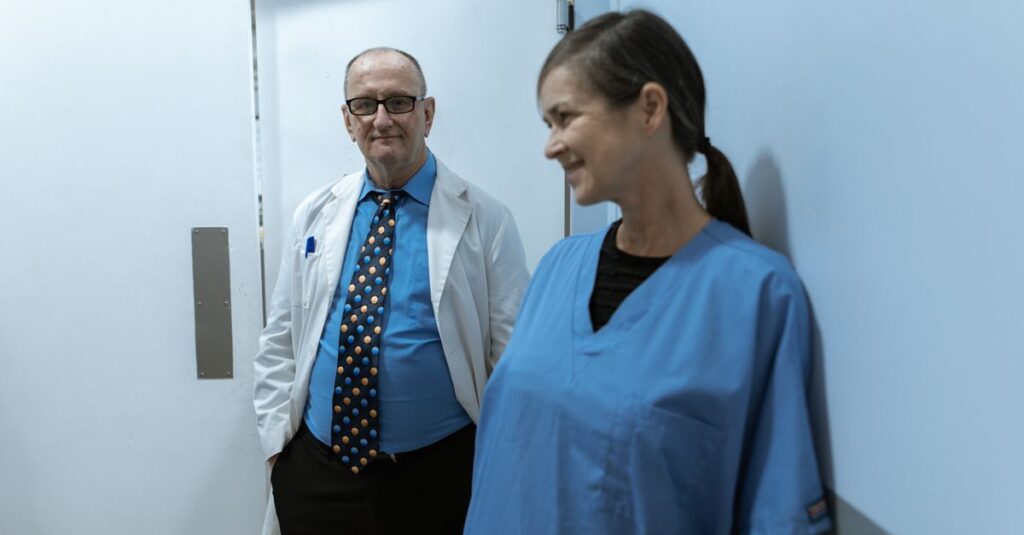 Médico de jaleco em corredor de hospital analisando documento de glosa de plantão