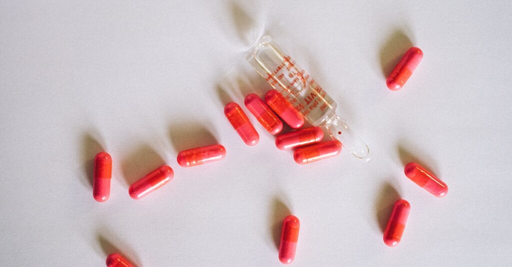 Medicamentos e prontuário sobre a mesa em ambiente hospitalar, tema de erro na medicação e defesa do médico