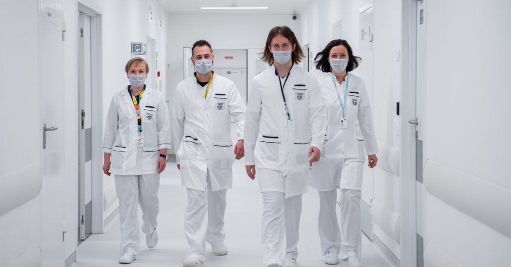 Médico caminhando pelo corredor de um hospital após absolvição em processo por acúmulo de vínculos