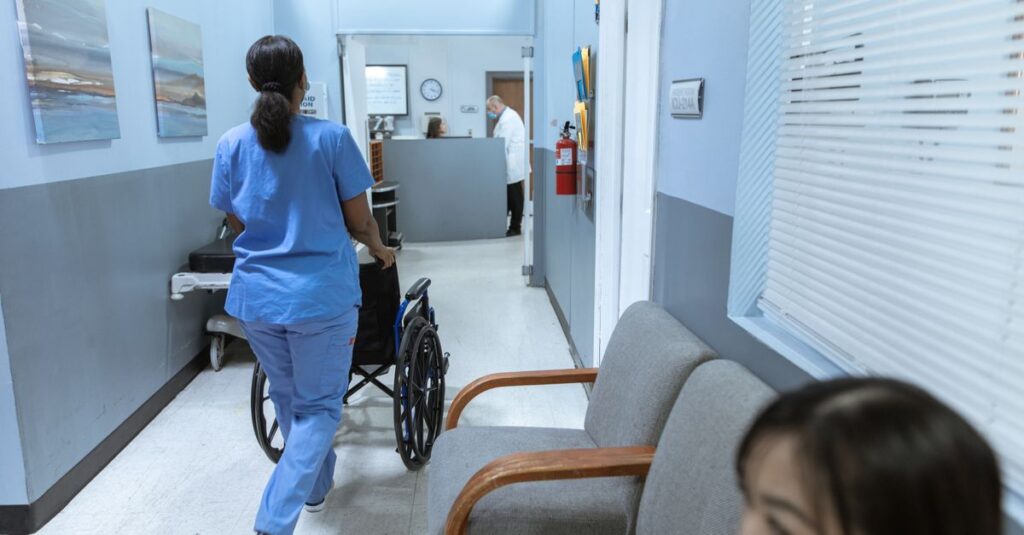Médico em corredor de hospital, tema do plantão médico não pago